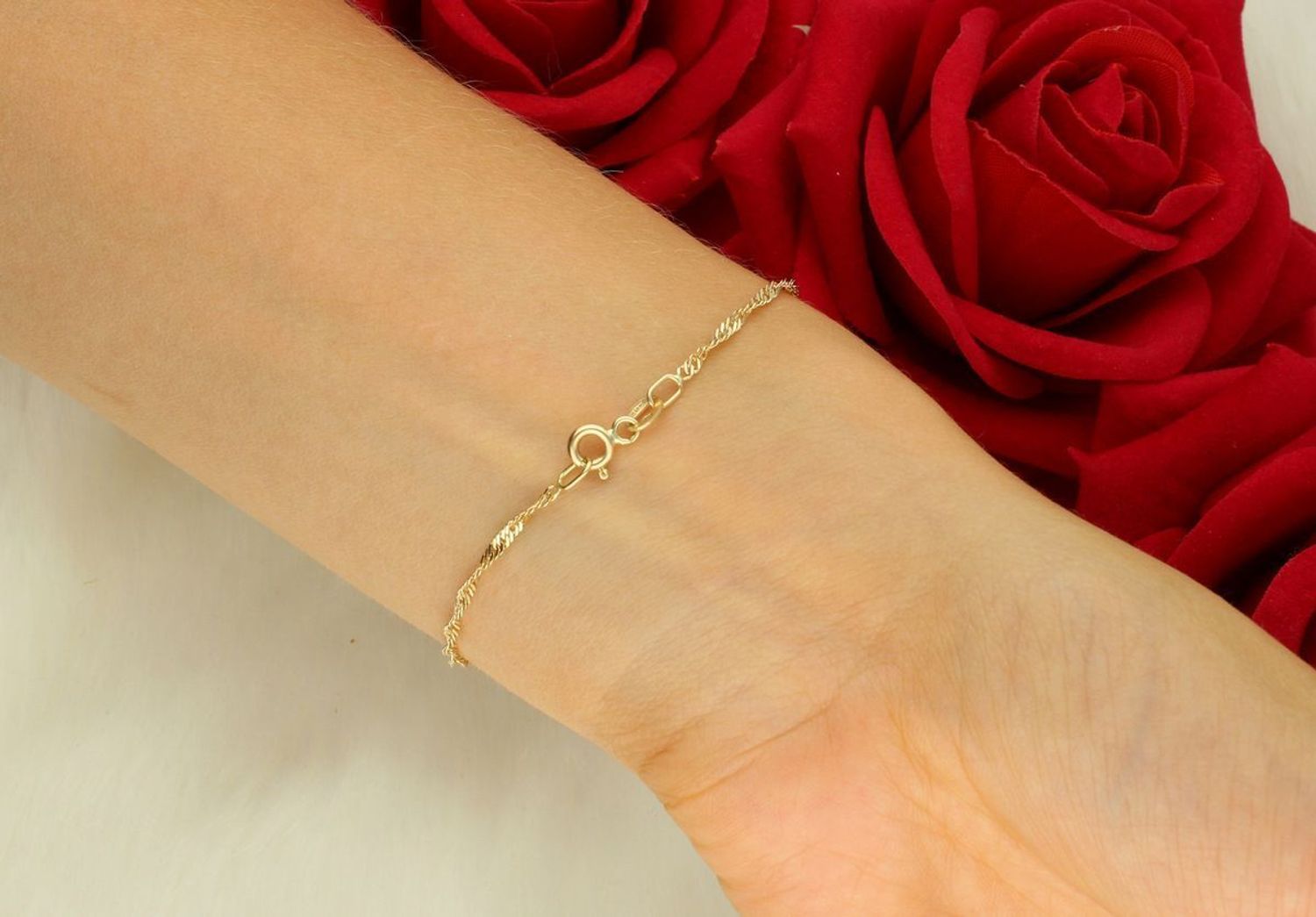 Złota bransoletka Singapur o długości 18 cm i szerokości 2 mm. Wykonana z wysokiej jakości złota próby 585. Lekka, elegancka i ponadczasowa – idealna na co dzień i na prezent.1.jpg